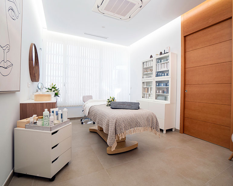 Clinica-Premium-Estetica-Marbella-Instalaciones-cabinete-tratamientos (1)